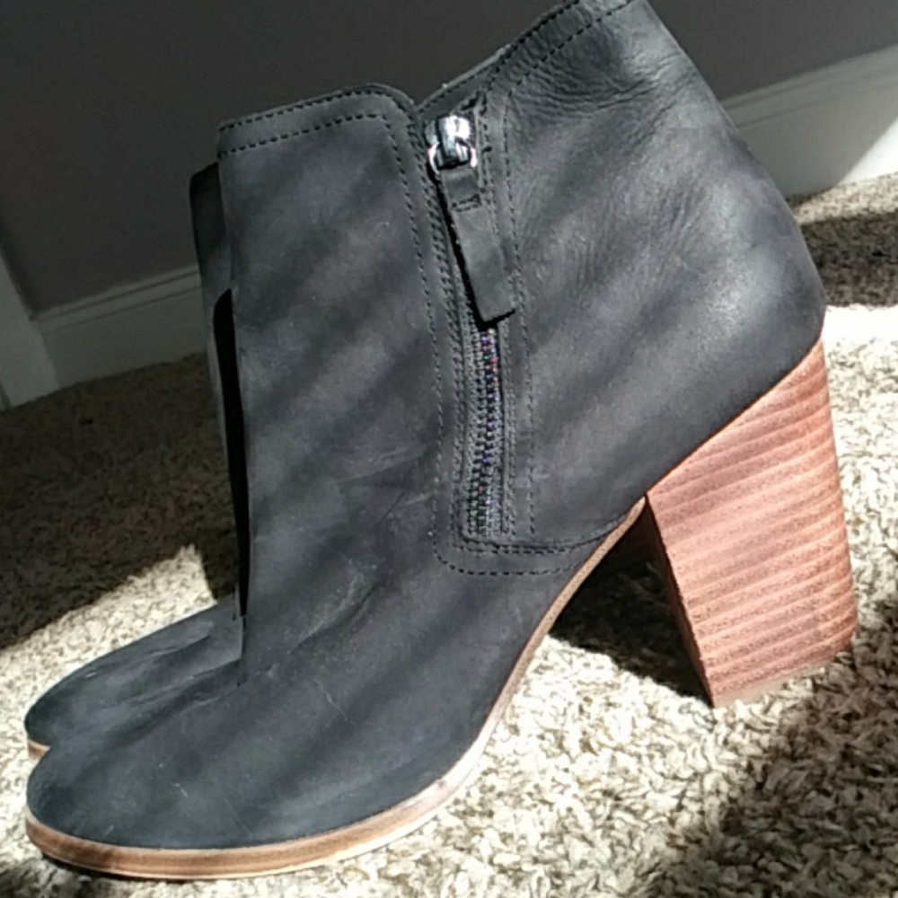 Cute Black Booties With Wooden Heel